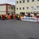 Concentración de trabajadores del Puerto de Bilbao tras el fallecimiento del compañero que ayer sufrió un accidente laboral grave
